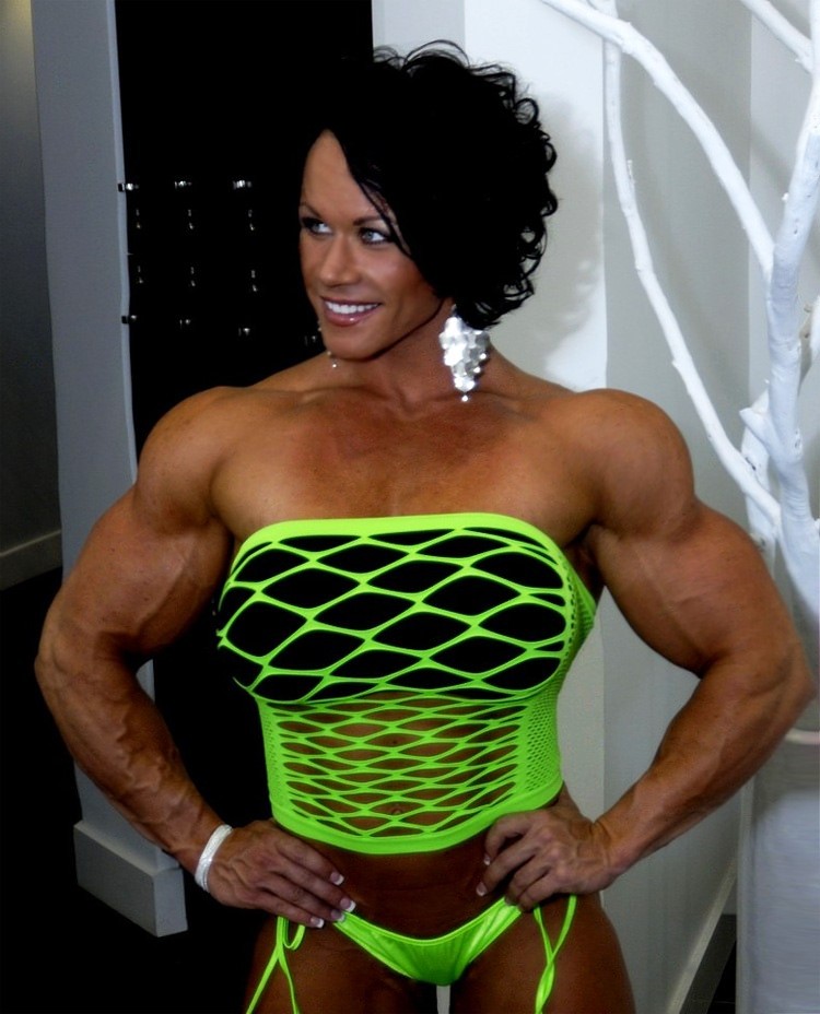 Massiver weiblicher Bodybuilder mit riesigen Brüsten
 #71428055