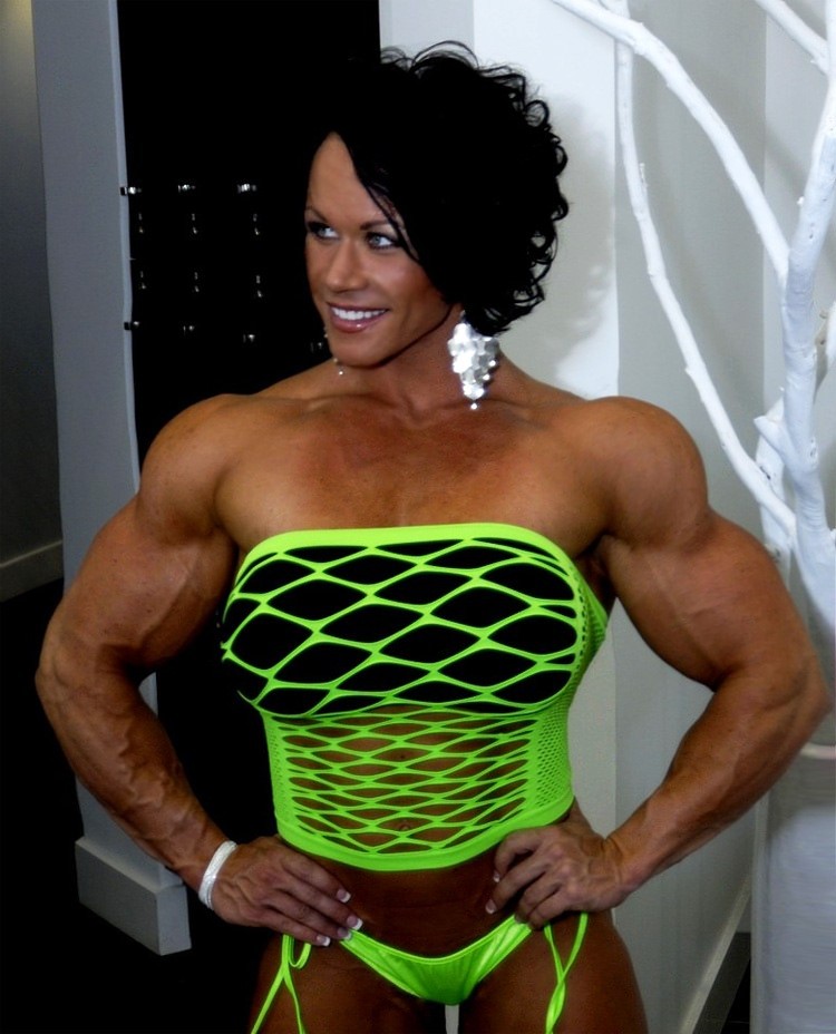 Bodybuilder femminile massiccio con tette enormi
 #71428055