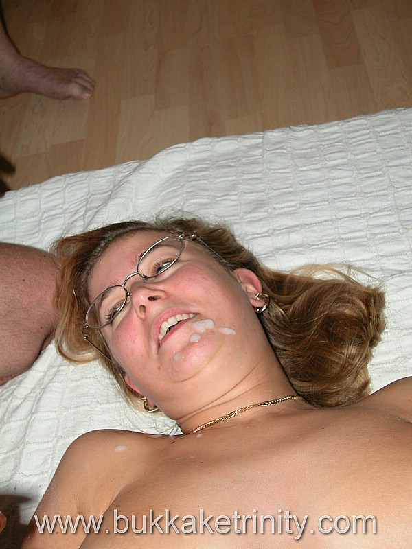 Mädchen mit schönen Titten saugt n fickt geilen Kerl
 #73895574