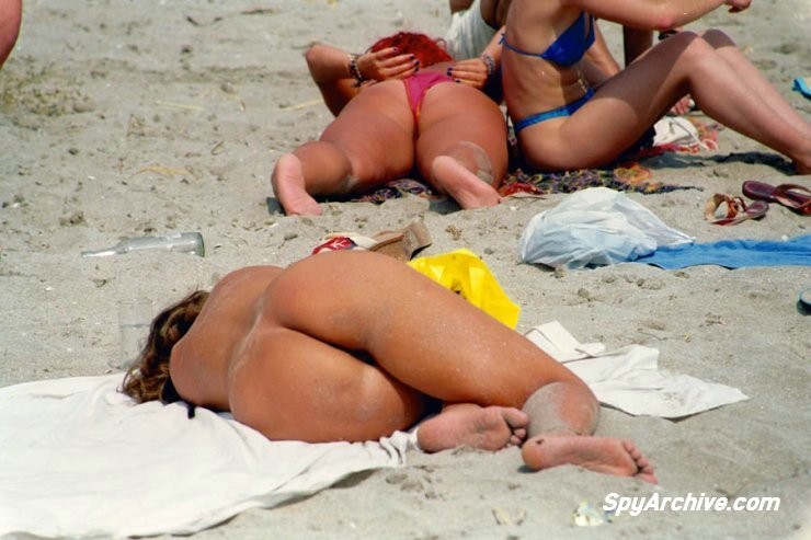 Chicas guapas con cuerpos desnudos en la playa
 #72241564