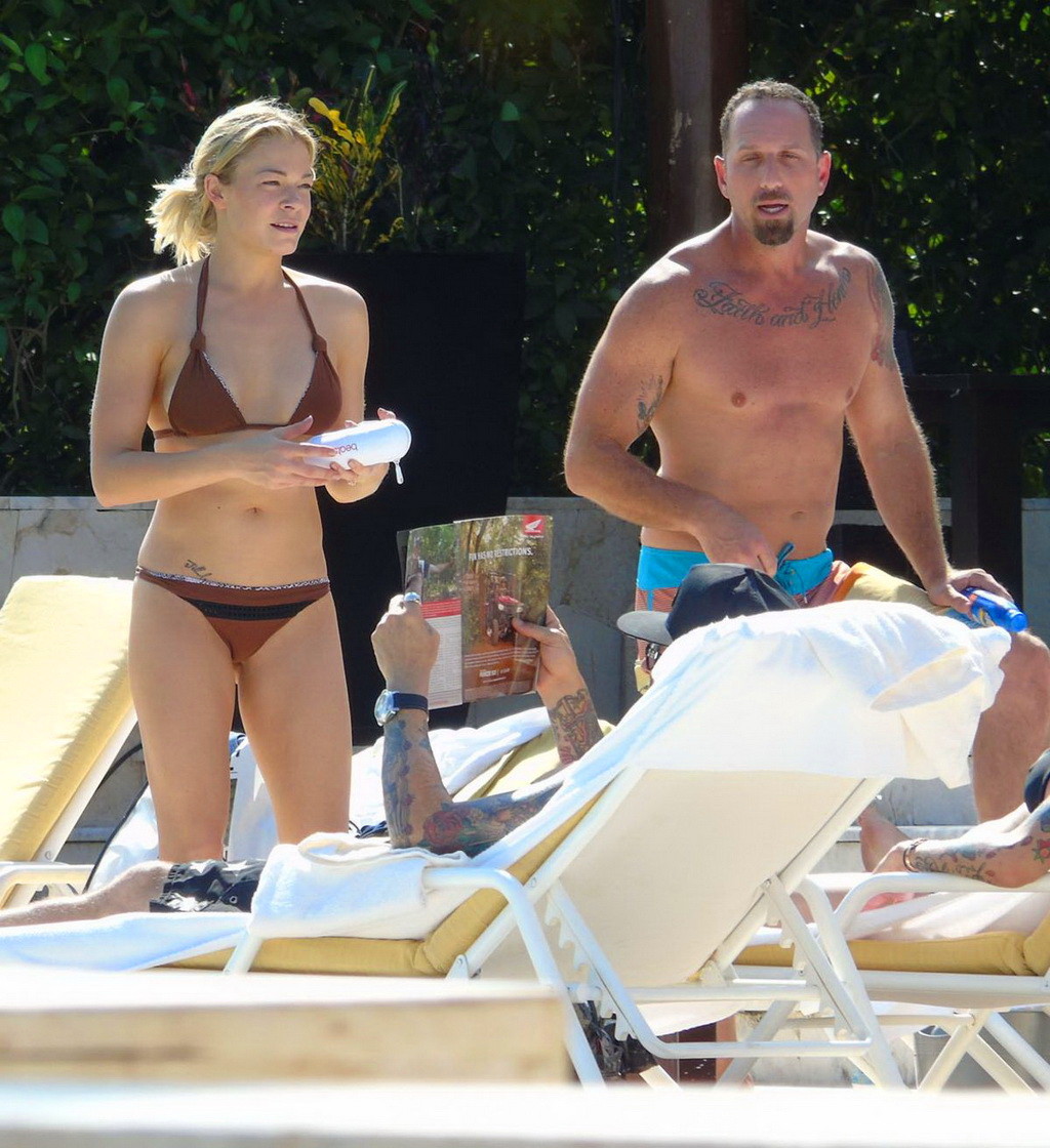 Leann Rimes zeigt ihren Arsch in einem braunen Tanga-Bikini am Pool in Mexiko
 #75176562