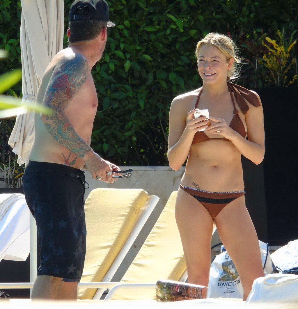 Leann rimes mostra il culo in un bikini marrone in piscina in Messico
 #75176566