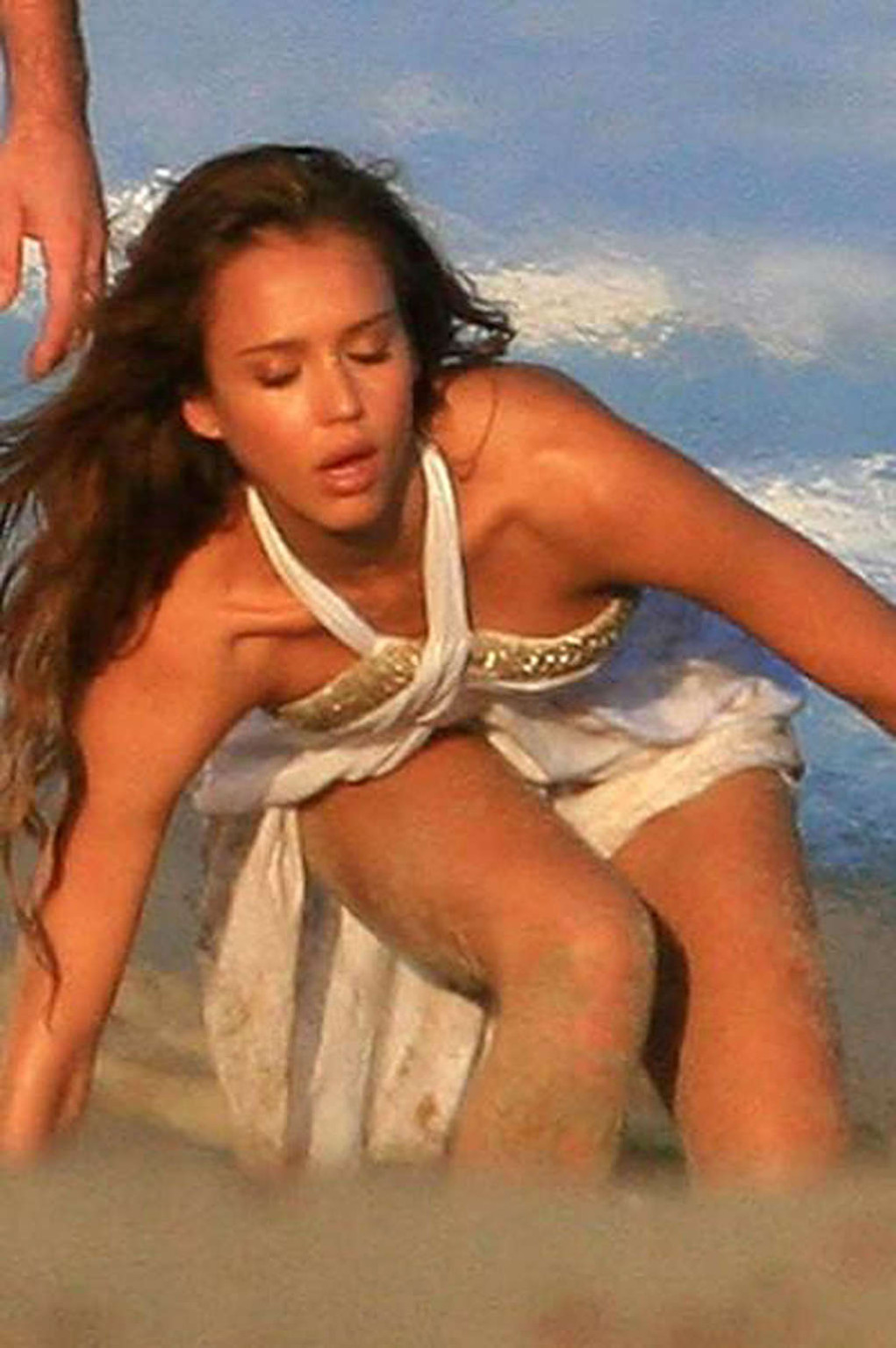 Jessica Alba Exposing Her Fucking Sexy Body And Hot Ass In Bikini