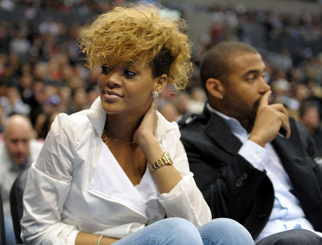 Rihanna mostrando sus sensuales piernas en jeans en un juego de baloncesto
 #75363156