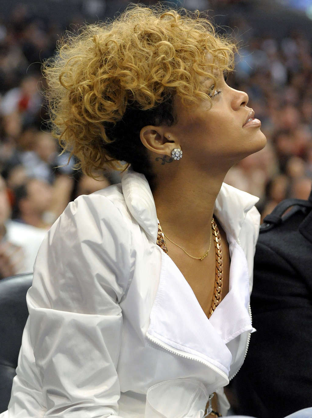 Rihanna mostrando sus sensuales piernas en jeans en un juego de baloncesto
 #75363165