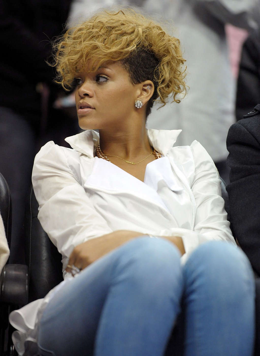 Rihanna showing her sexy legs in a jeans on basketball game #75363181