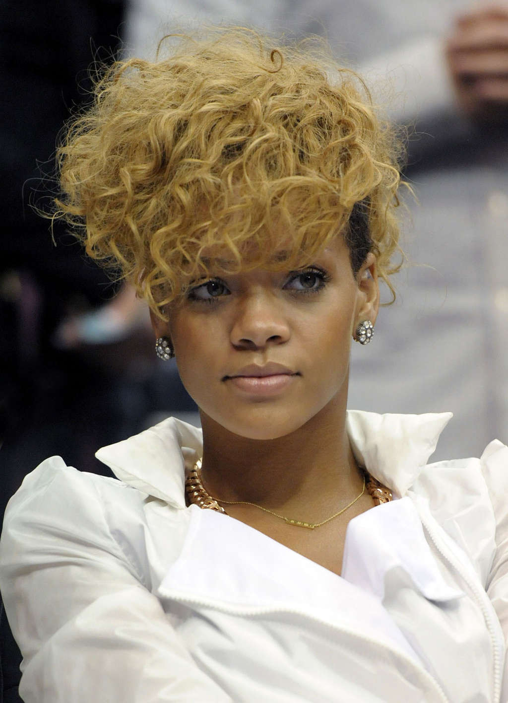 Rihanna mostrando sus sensuales piernas en jeans en un juego de baloncesto
 #75363196