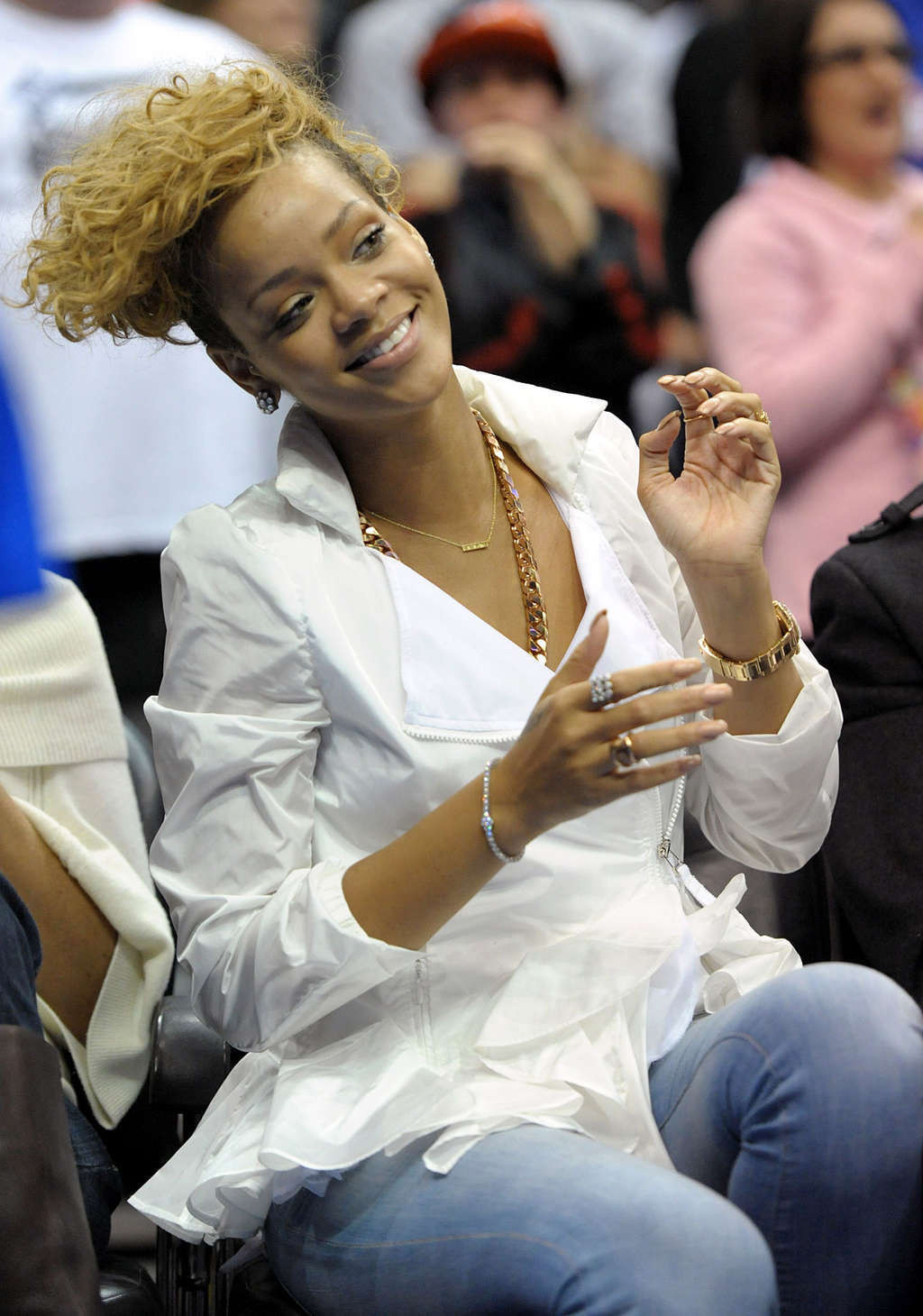 Rihanna mostrando sus sensuales piernas en jeans en un juego de baloncesto
 #75363207