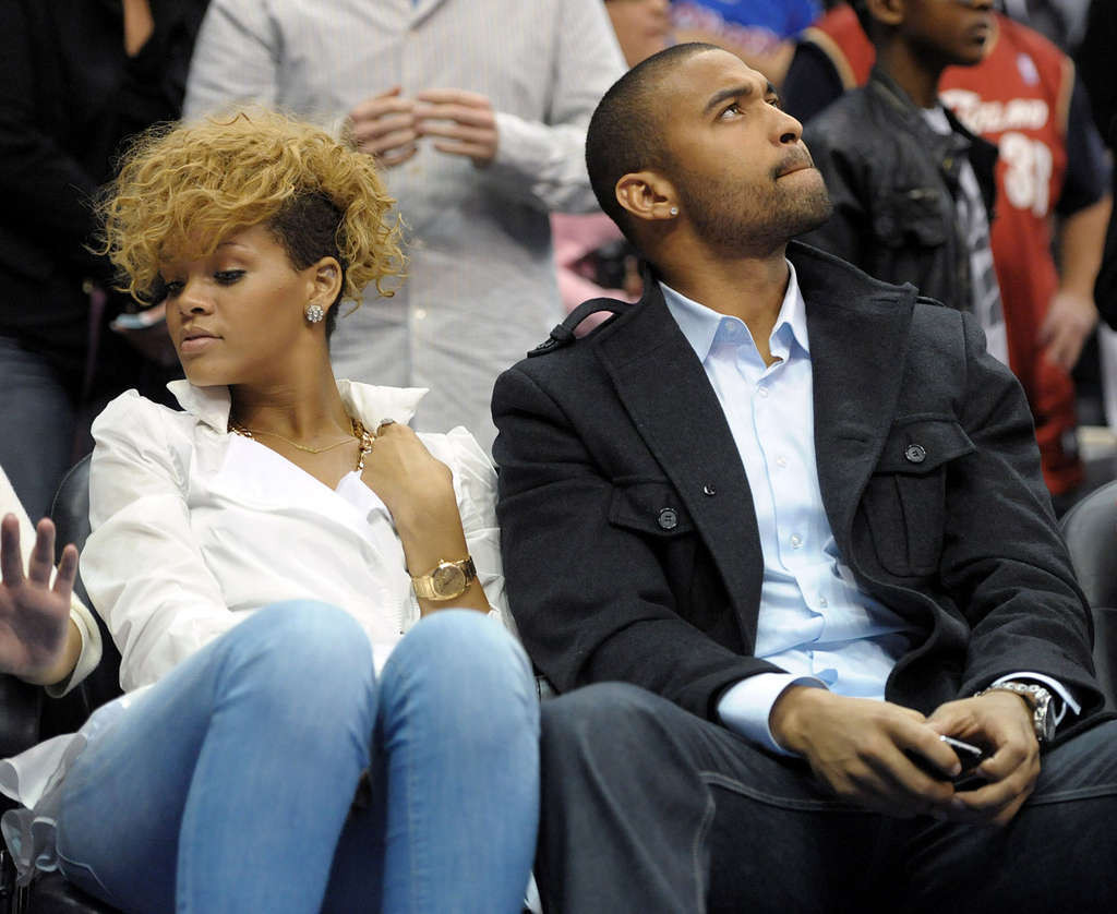 Rihanna mostrando sus sensuales piernas en jeans en un juego de baloncesto
 #75363231