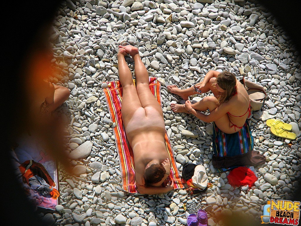 Mujeres totalmente desnudas se exhiben y se divierten bajo el sol
 #67245722
