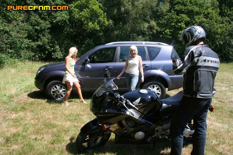 Motociclista da un paseo a dos chicas pero ellas están más interesadas
 #75448448