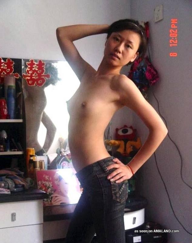 Une jeune femme chinoise posant seins nus pour son amant excité à la maison.
 #69776736
