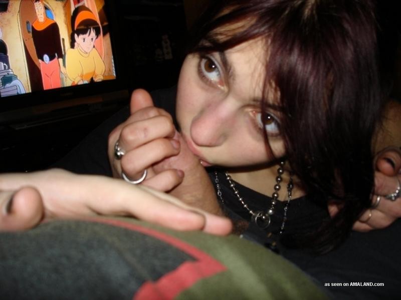 Une jeune femme brune qui aime sucer une bite bien raide
 #74225944