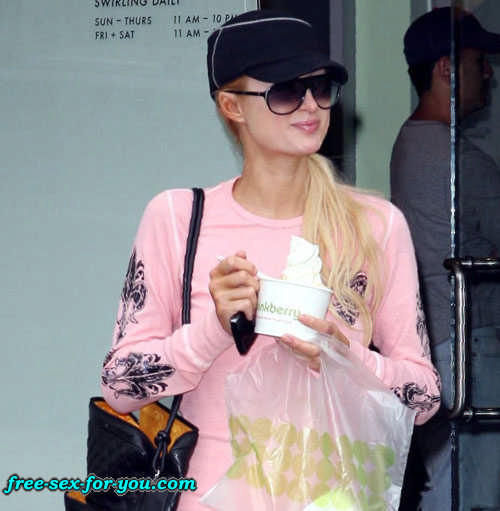 Paris Hilton posiert nackt und blinkt Muschi Paparazzi Fotos
 #75436939