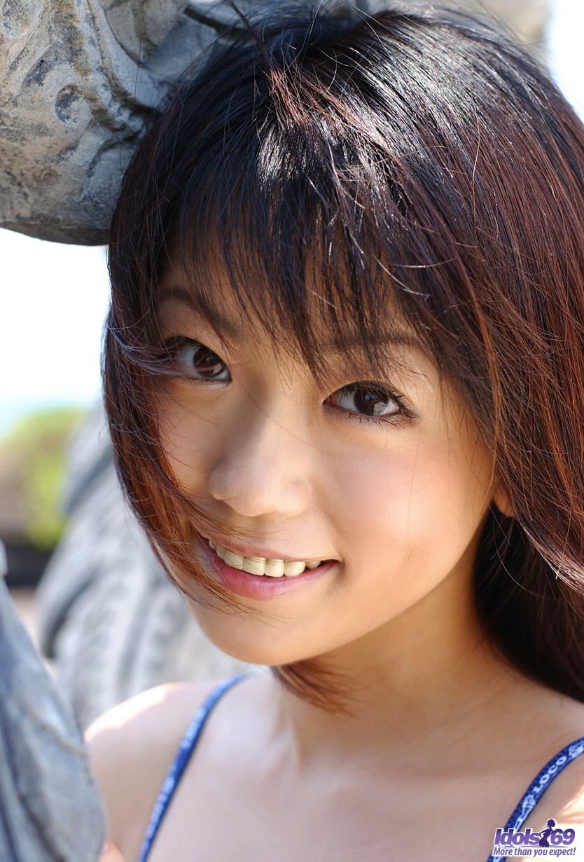 Schöne japanische Teenager posiert in ihrem Bikini
 #69846284