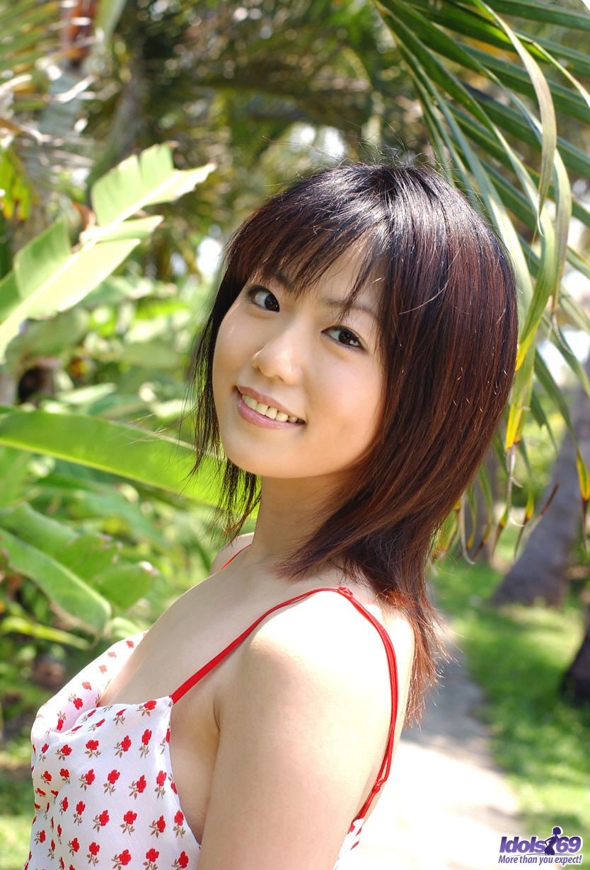 Schöne japanische Teenager posiert in ihrem Bikini
 #69846389