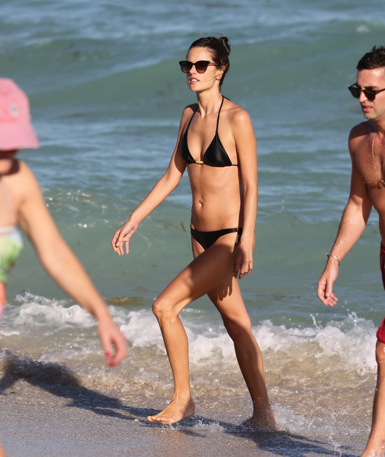 Alessandra Ambrosio trägt einen winzigen schwarzen Bikini am Strand von Miami
 #75210724