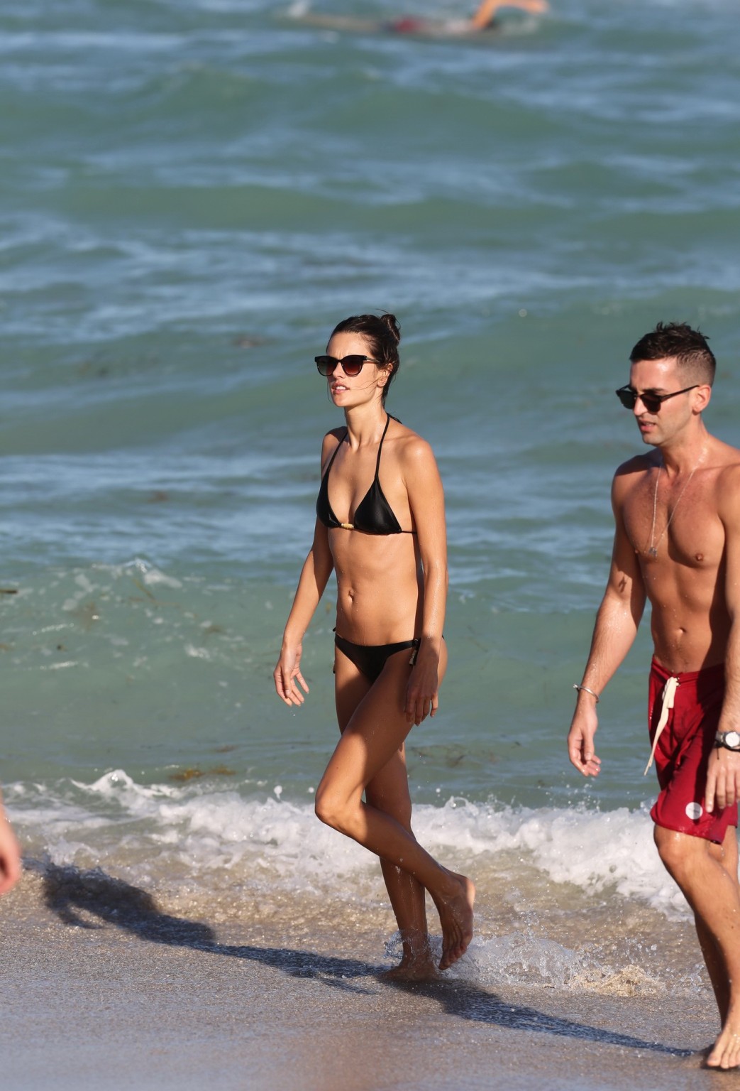 Alessandra Ambrosio trägt einen winzigen schwarzen Bikini am Strand von Miami
 #75210728