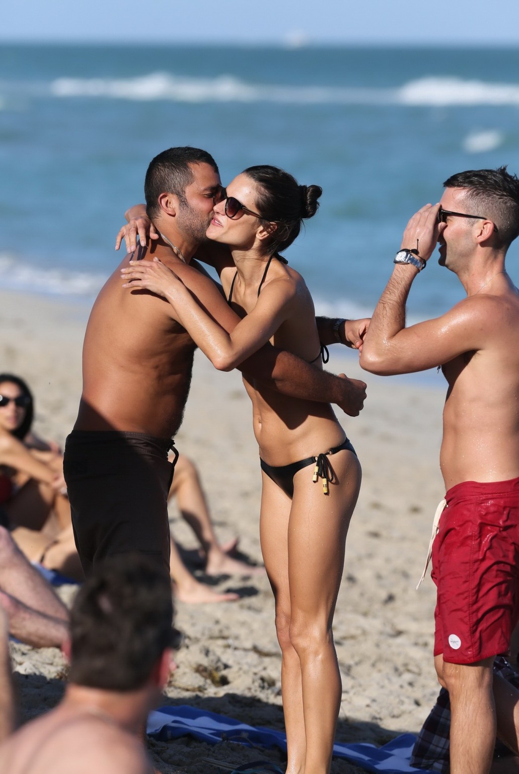 Alessandra Ambrosio trägt einen winzigen schwarzen Bikini am Strand von Miami
 #75210739