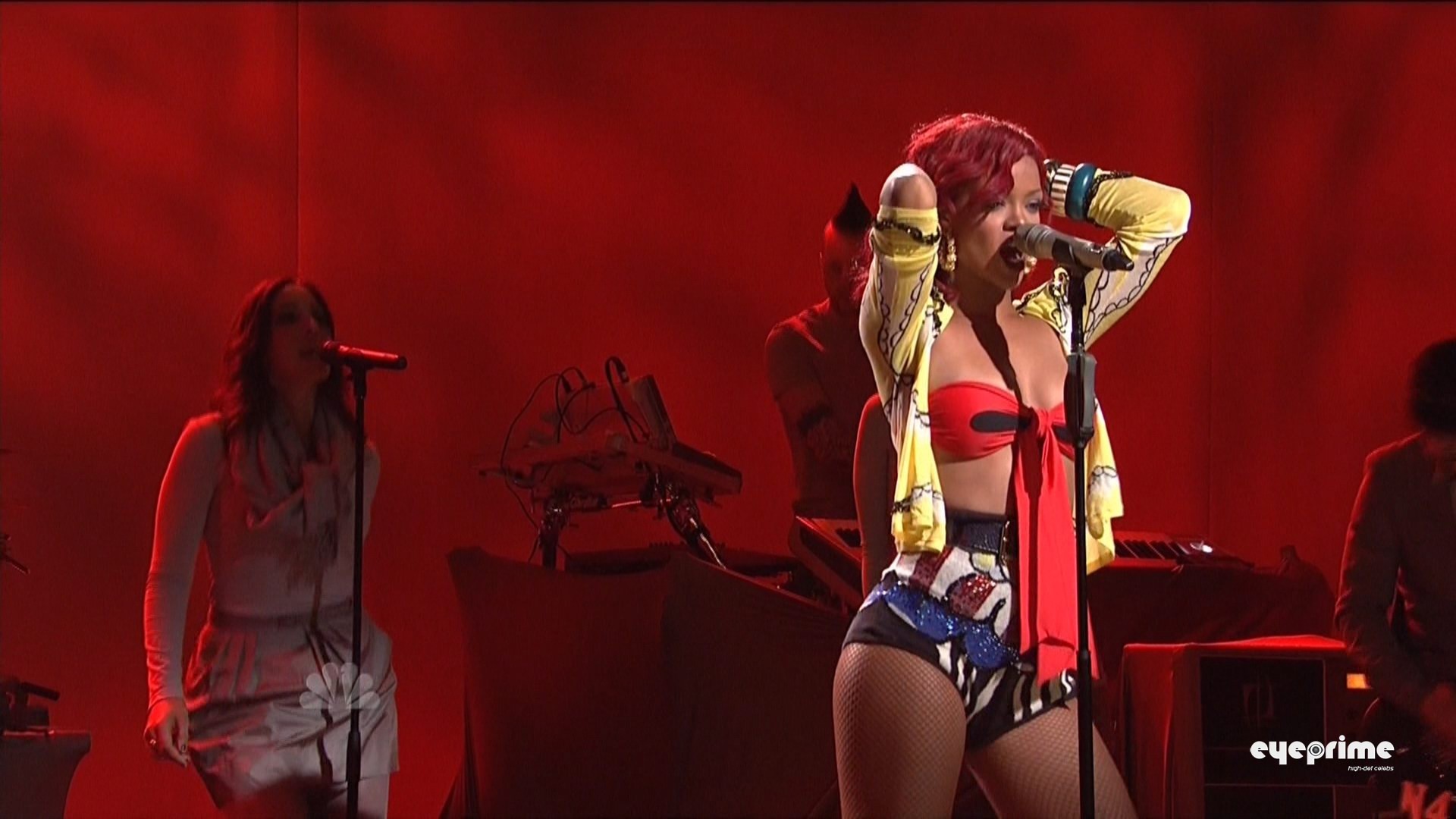 Rihanna schlüpft aus ihrem knappen trägerlosen Oberteil während eines Auftritts bei Saturday Ni
 #75328182