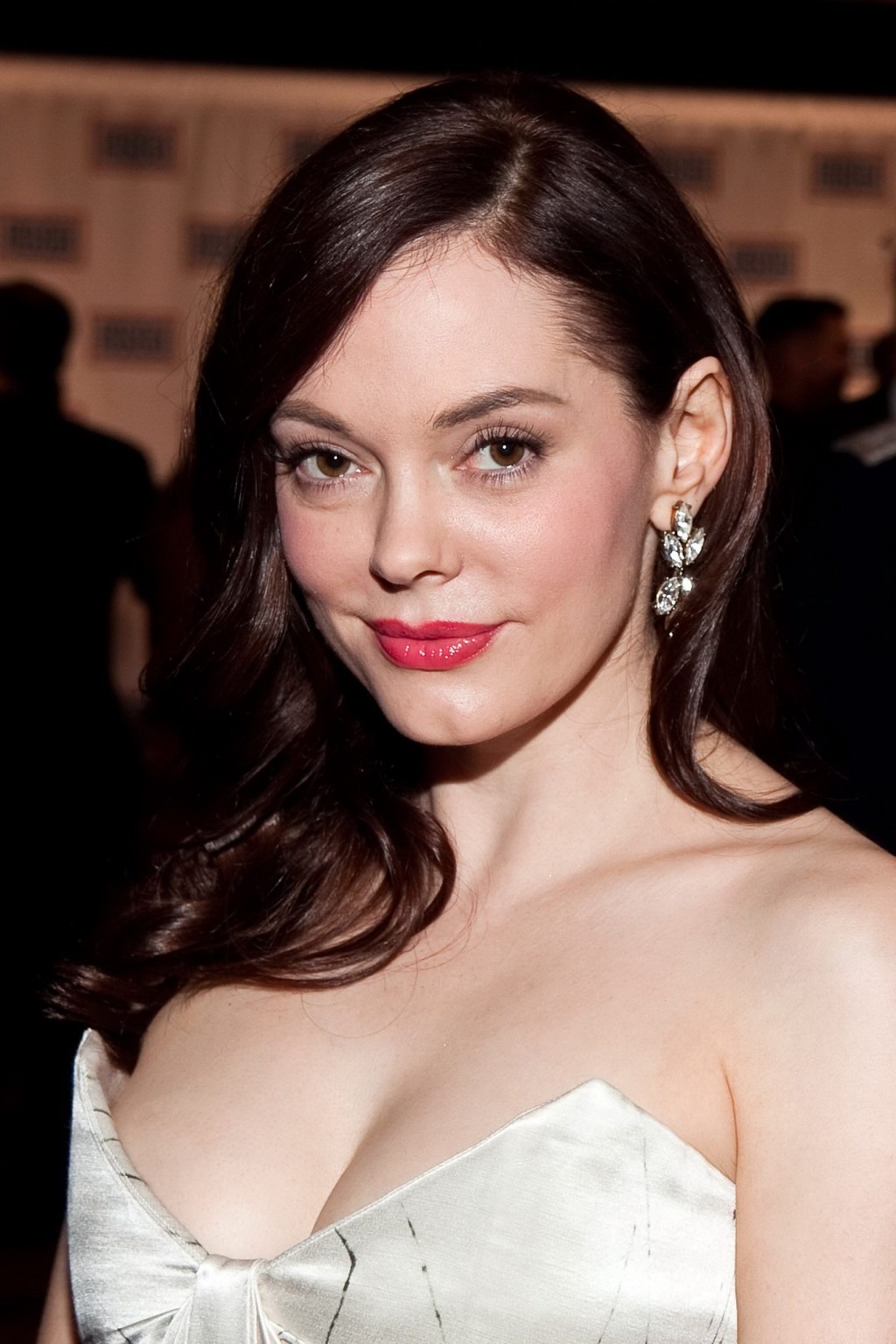 Rose mcgowan mostrando enorme escote en vestido sin tirantes en la gala de uso en washingt
 #75330162