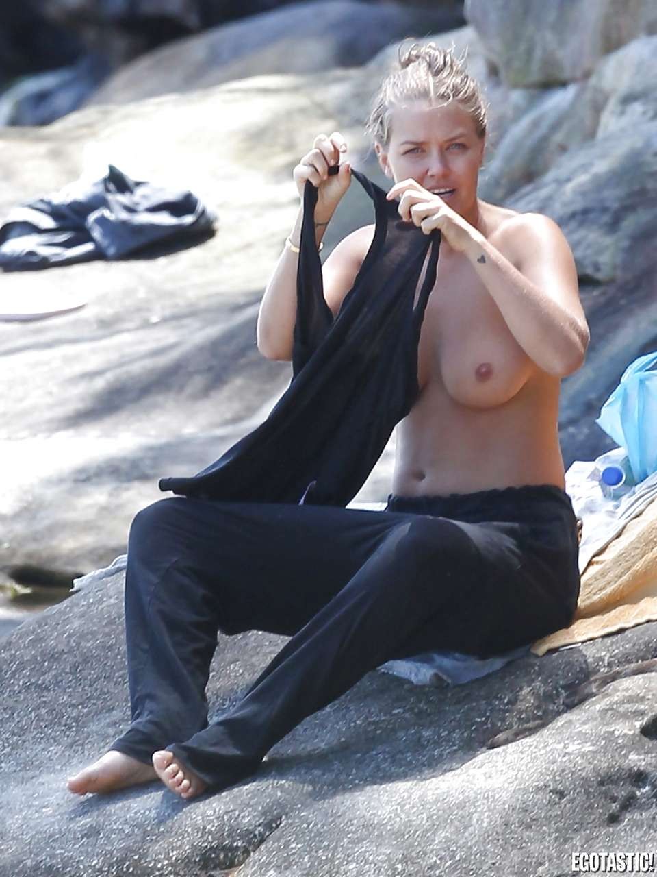 Lara Bingle esponendo le sue belle grandi tette sulla spiaggia foto paparazzi
 #75276115