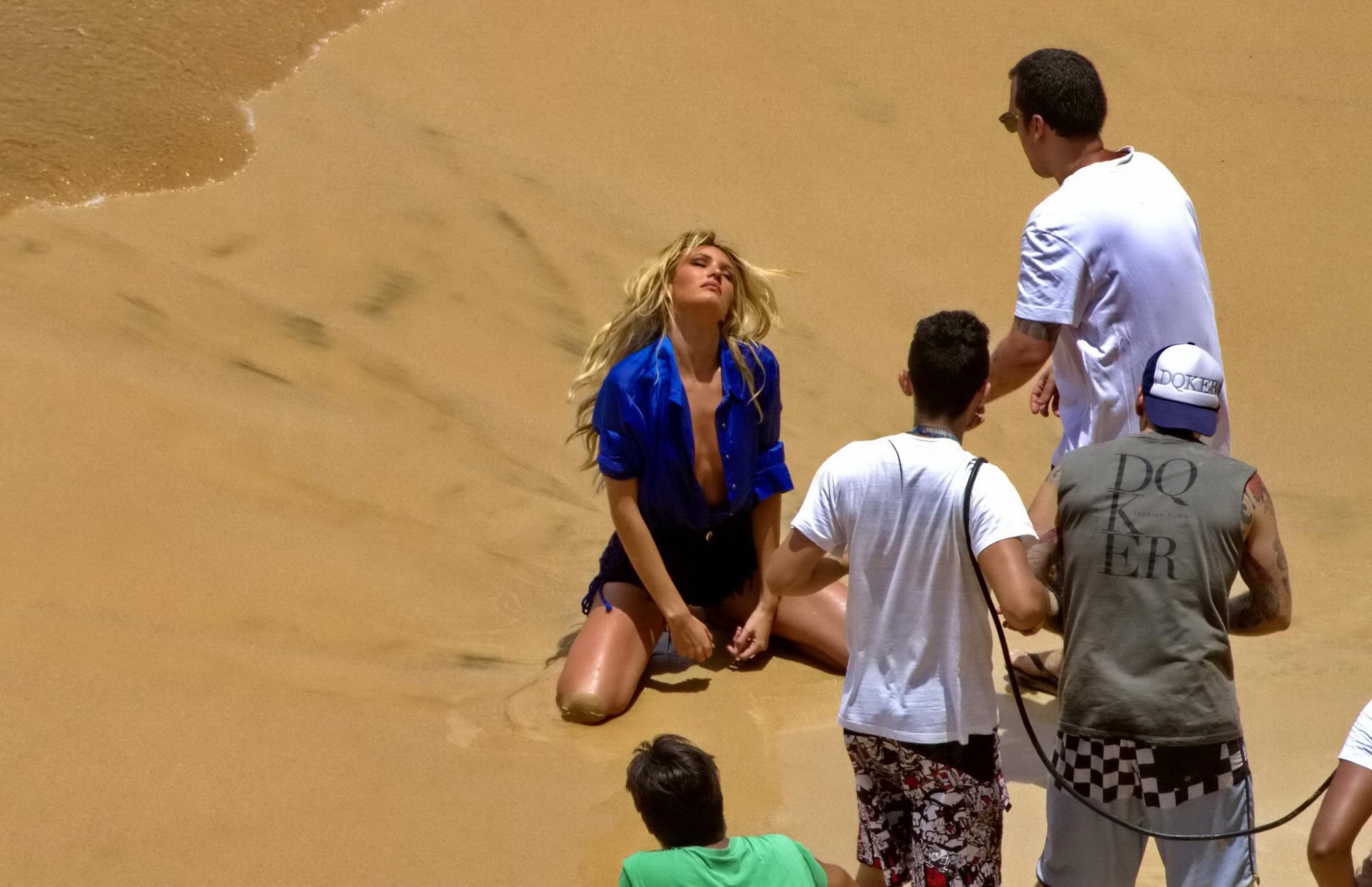 Candice swanepoel montre ses fesses lors d'un photoshoot à la plage de Brême.
 #75201533
