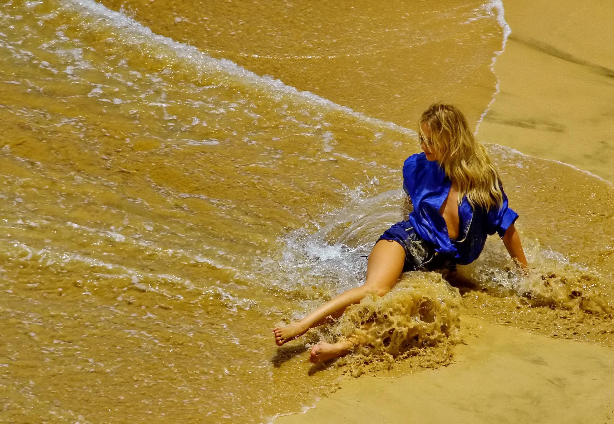 キャンディス・スワンポール、ブラジルのビーチでお尻を見せながらニップピークを披露
 #75201544