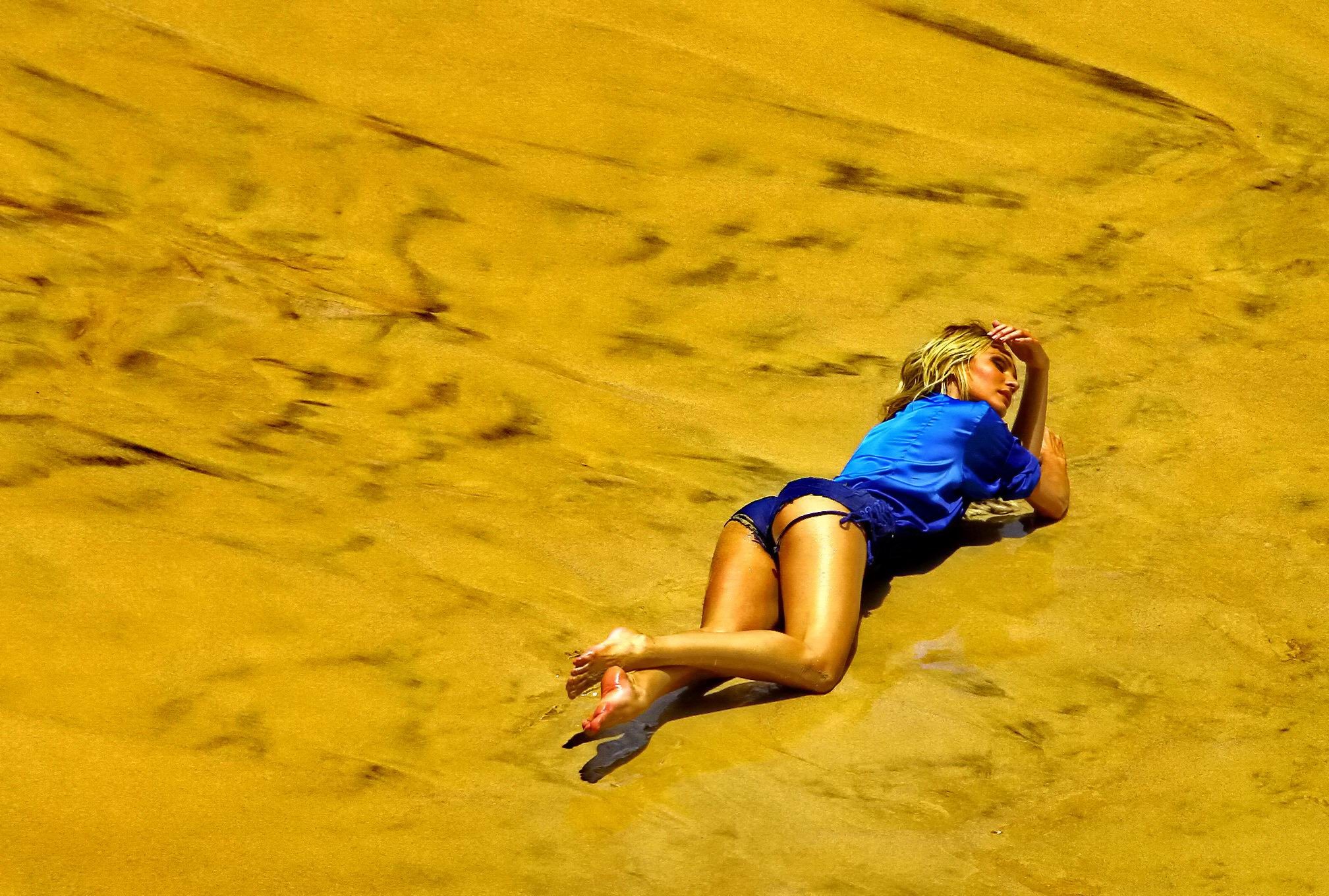 キャンディス・スワンポール、ブラジルのビーチでお尻を見せながらニップピークを披露
 #75201565