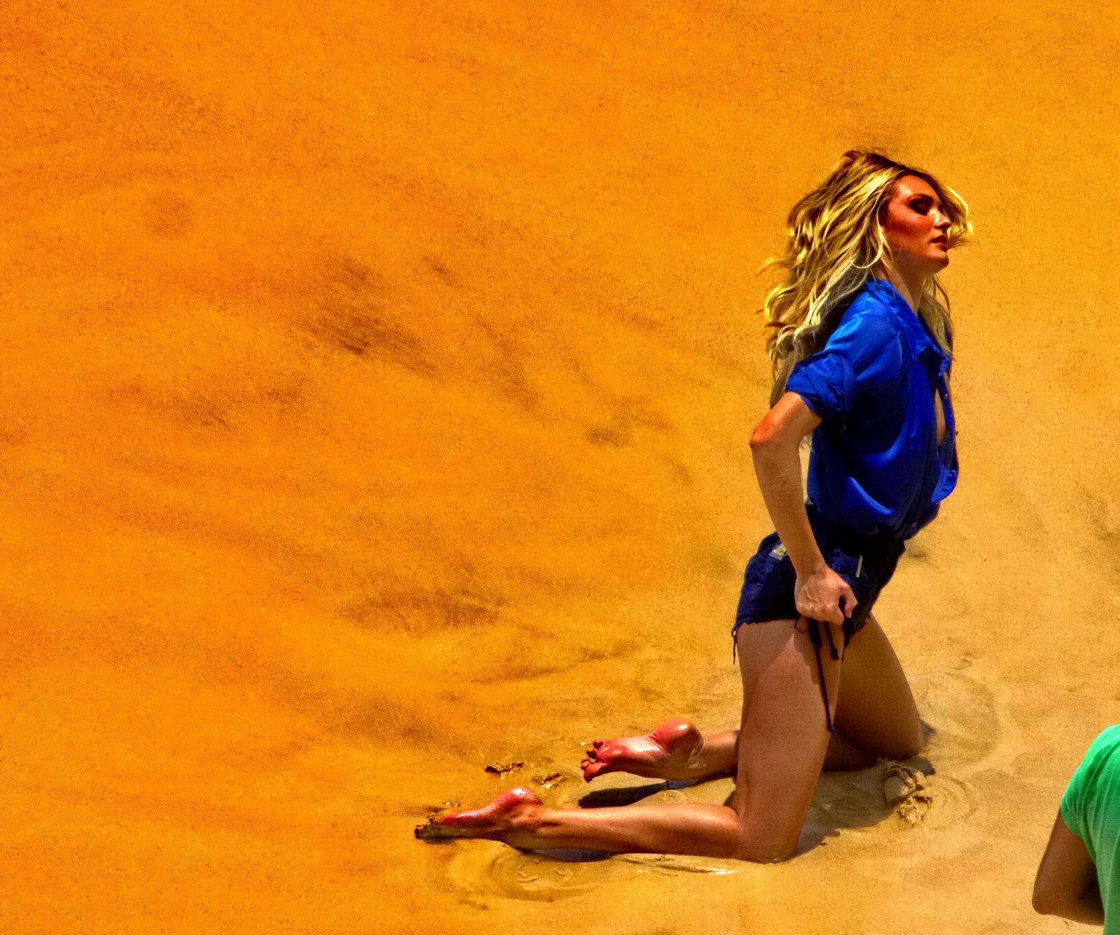 キャンディス・スワンポール、ブラジルのビーチでお尻を見せながらニップピークを披露
 #75201593