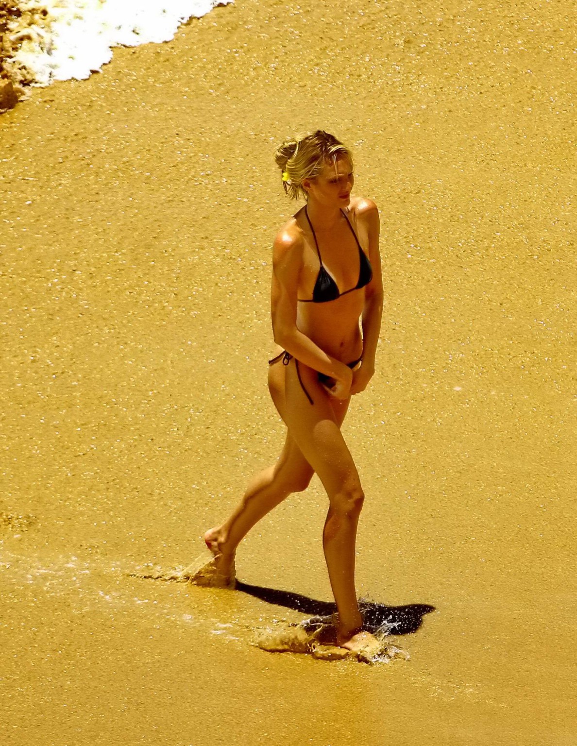 キャンディス・スワンポール、ブラジルのビーチでお尻を見せながらニップピークを披露
 #75201613