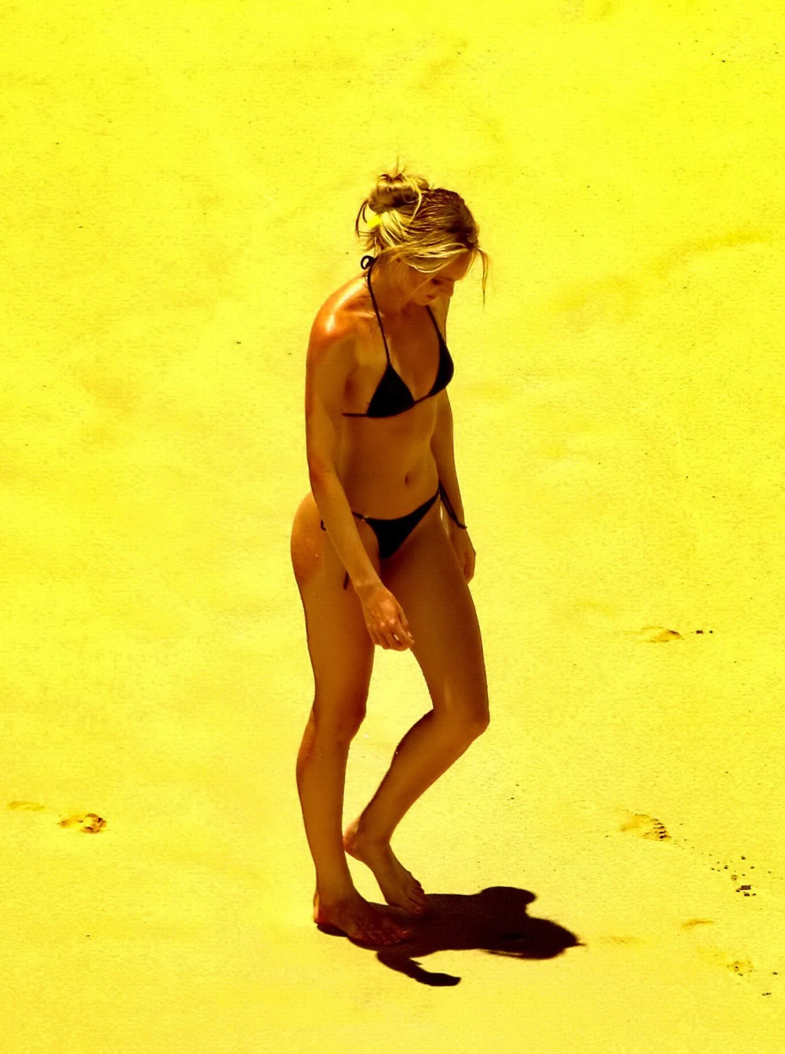 キャンディス・スワンポール、ブラジルのビーチでお尻を見せながらニップピークを披露
 #75201626