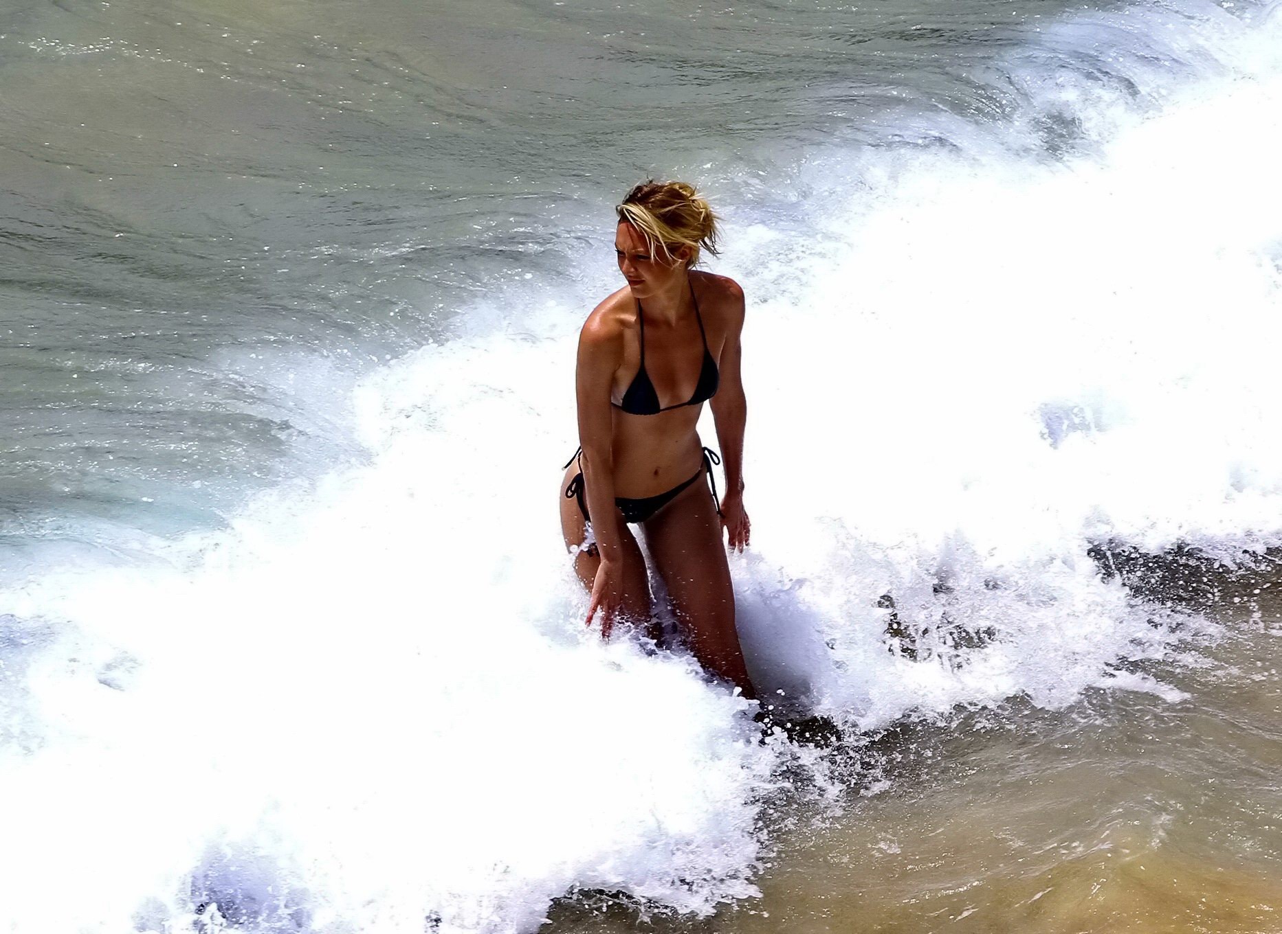 キャンディス・スワンポール、ブラジルのビーチでお尻を見せながらニップピークを披露
 #75201635
