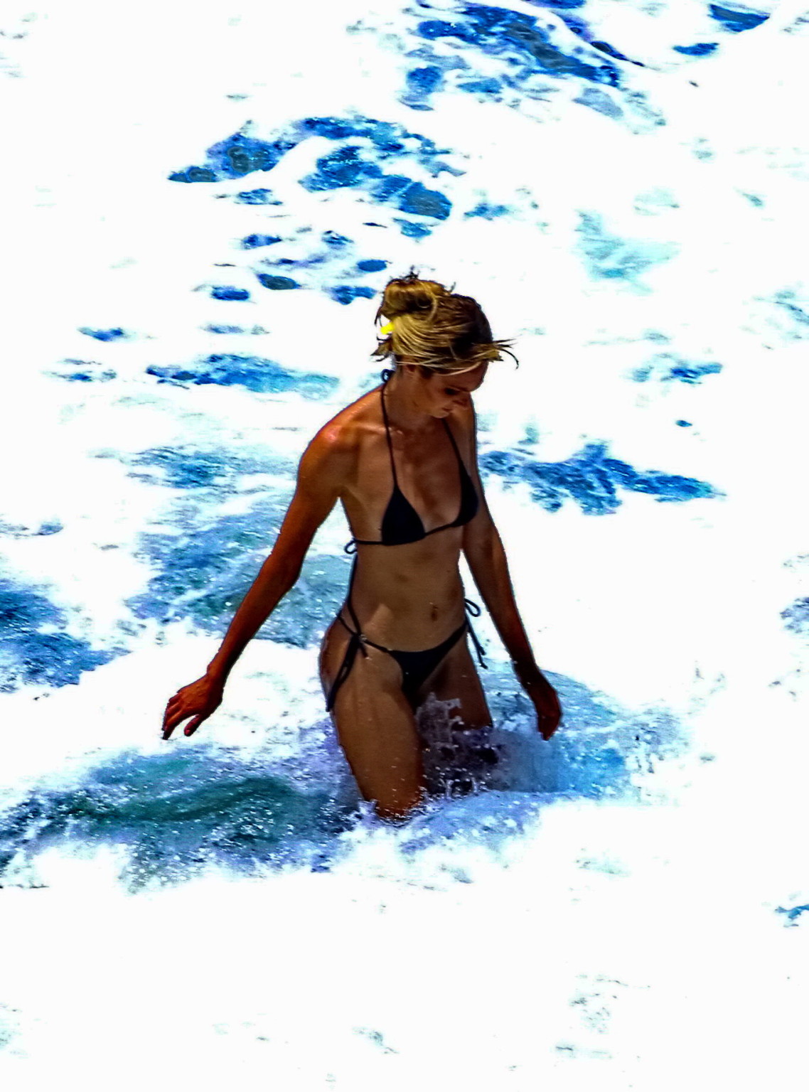 キャンディス・スワンポール、ブラジルのビーチでお尻を見せながらニップピークを披露
 #75201650