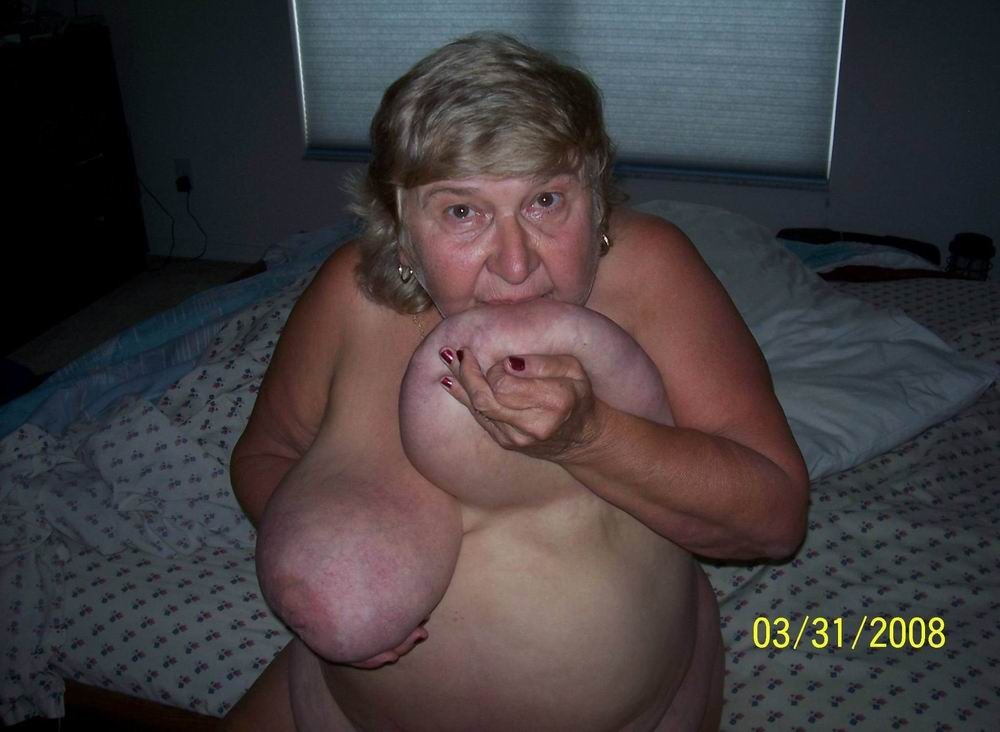 Oma mit riesigen Titten zeigt sich
 #77195385