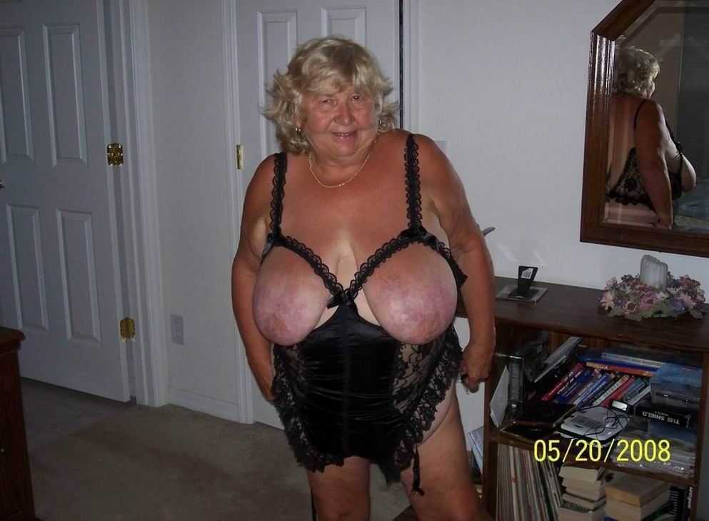 Oma mit riesigen Titten zeigt sich
 #77195419
