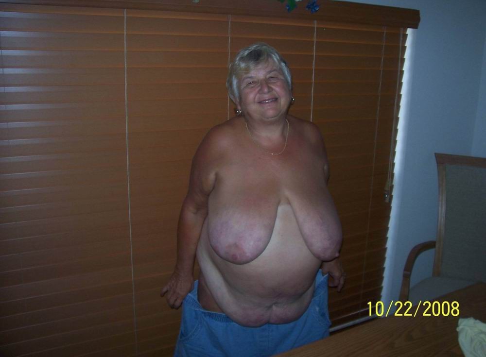 Oma mit riesigen Titten zeigt sich
 #77195437