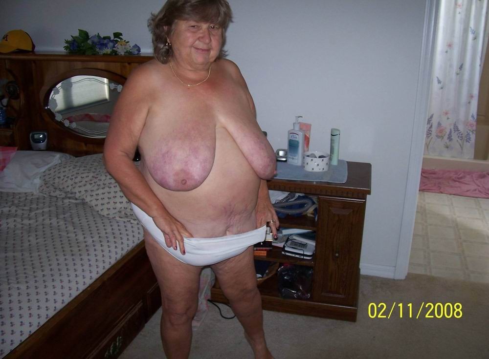 Oma mit riesigen Titten zeigt sich
 #77195482
