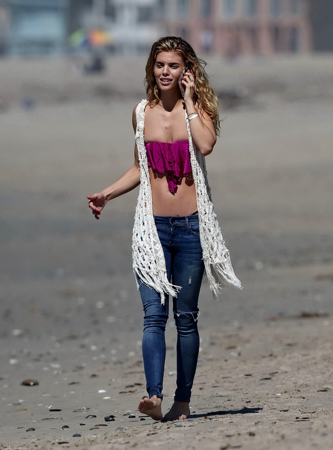 Annalynne mccord trägt eine tube top jeans an einem strand in la
 #75202226