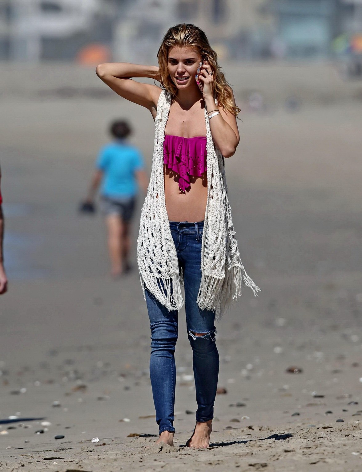 Annalynne mccord trägt eine tube top jeans an einem strand in la
 #75202252