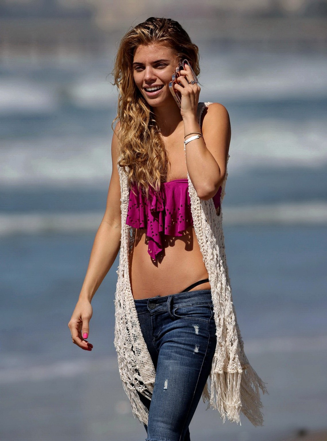 Annalynne mccord portant un jeans tube top sur une plage de la
 #75202270