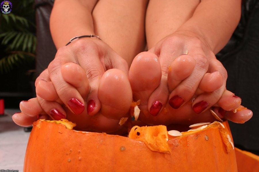 Kinky goth babe cortando una calabaza para halloween
 #74754814