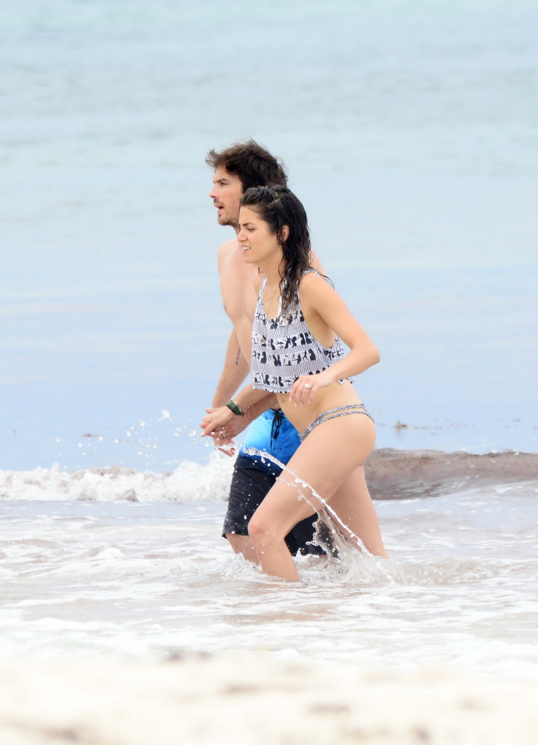Nikki reed besandose en tanga en la playa de tulum
 #75165188