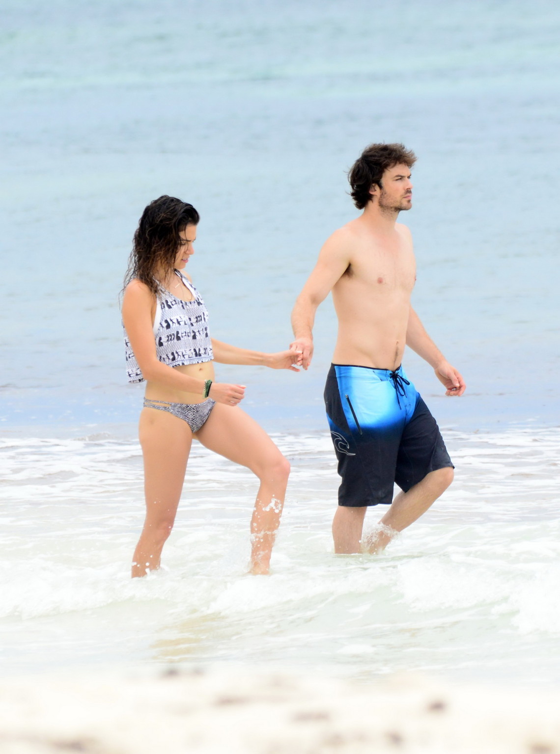 Nikki Reed macht es sich im Tanga-Bikini am Strand von Tulum bequem
 #75165292