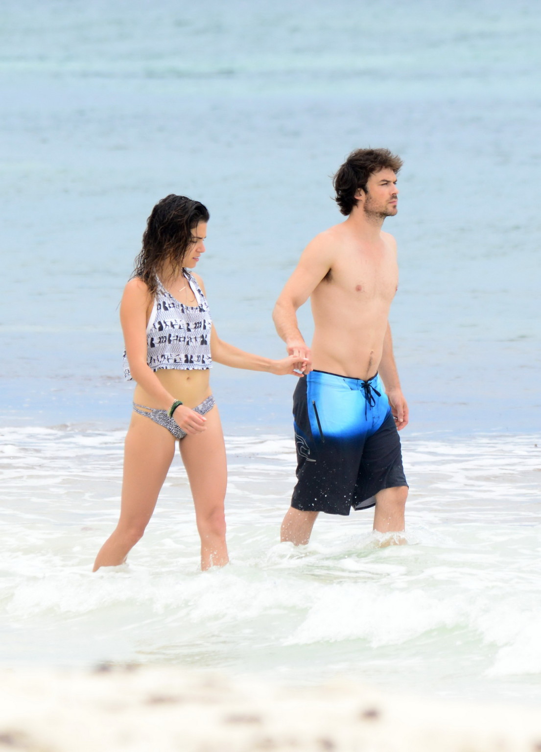 Nikki Reed macht es sich im Tanga-Bikini am Strand von Tulum bequem
 #75165297