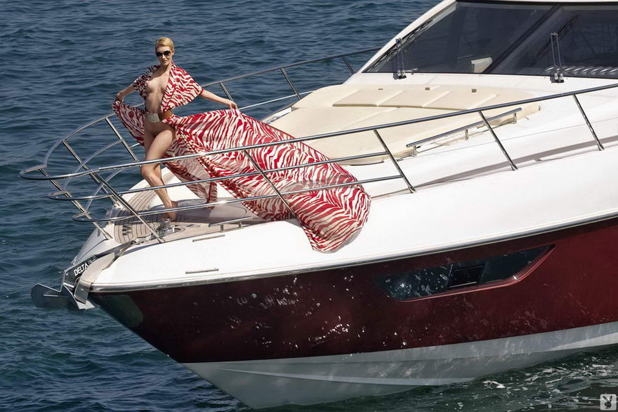 Une eurobabe blonde et chaude se dénude sur un bateau.
 #71541545