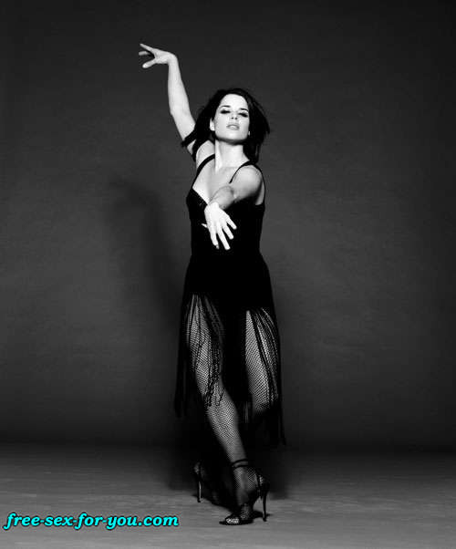 Neve campbell pose sexy en bas noirs et robe transparente
 #75425563