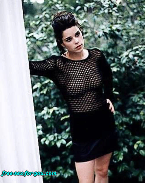 Neve Campbell posiert sexy in schwarzen Strümpfen und durchsichtigem Kleid
 #75425578