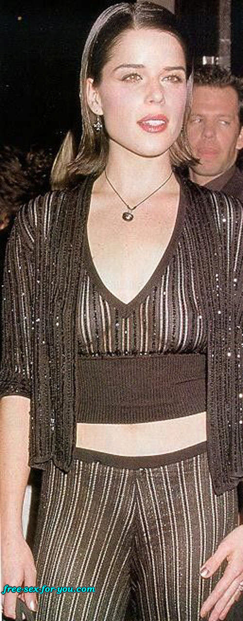 Neve Campbell in posa sexy in calze nere e vedere attraverso il vestito
 #75425586