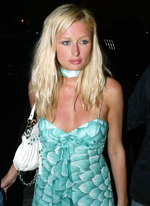 Paris Hilton montre son joli cul en photo paparazzi et ses jolis seins.
 #75389891